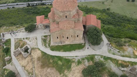 Toma-Aérea-De-La-Iglesia-Jvari-Mtskheta-Georgia-Río-Ciudad-Montañas-Prados-Bosque