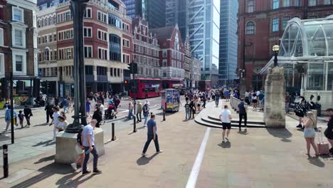 Sonnige-Szene-Vor-Der-Liverpool-Street-Station-Mit-Ein--Und-Aussteigenden-Personen