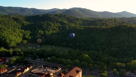 Umkreisen-Des-Heißluftballonfestivals-Bei-Sonnenaufgang-In-Den-Blue-Ridge-Mountains