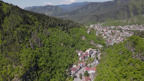 Draufsicht-Auf-Die-Stadt-Borjomi,-Umgeben-Von-Bergen,-Wäldern,-Bäumen-Und-Einem-Tal