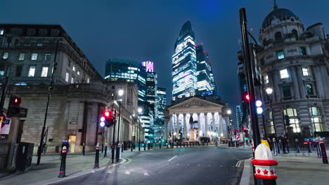 Time-lapse-Nocturno-De-Larga-Exposición-Del-Banco-De-Inglaterra-En-Londres-Con-Tráfico-Intenso-Y-Luces-De-Rascacielos