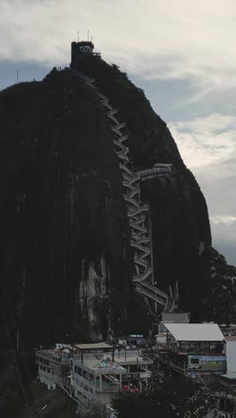 Vertical-aerial-glimpse,-Piedra-del-Peñol-in-Guatape,-Antioquia,-Colombia