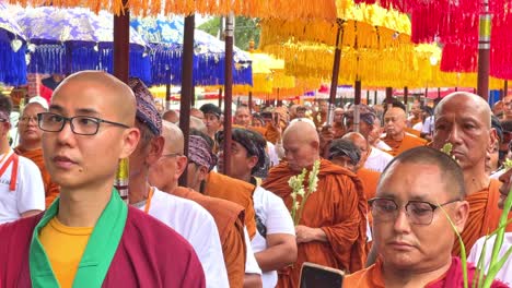 Desfile-De-Celebración-De-Vesak-En-El-Templo-De-Mendut,-Indonesia