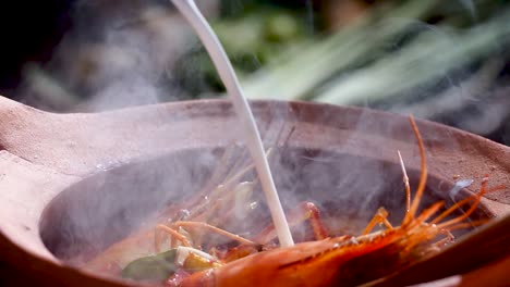 Dampfend-Heiße-Garnelensuppe,-Serviert-In-Einem-Traditionellen-Tontopf,-Fängt-Die-Essenz-Der-Thailändischen-Küche-Ein,-Nahaufnahme