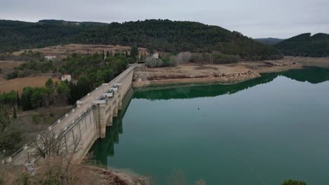 Ruhige-Aussicht-Auf-Den-Stausee-San-Ponce,-Umgeben-Von-Bewaldeten-Hügeln-In-Der-Nähe-Von-Barcelona