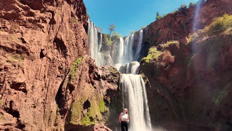 Mujer-Turista-Posar-Para-La-Foto-Frente-A-La-Cascada-Ouzoud-En-Marruecos