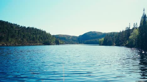 Montaña-Boscosa-Rodeada-De-Un-Lago-Idílico-Durante-El-Amanecer