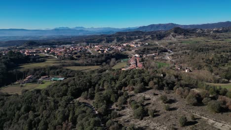 La-Región-De-Tavertet-En-Barcelona-Con-Montañas-Y-Pueblo-En-La-Distancia,-Vista-Aérea