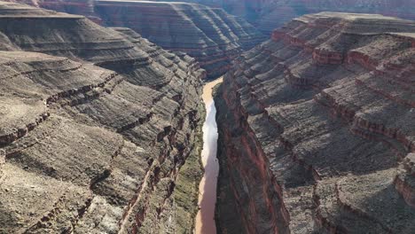 Primer-Plano-Aéreo-Sobrevolar-El-Cañón-Del-Parque-Estatal-Gooseneck-Y-El-Río-San-Juan