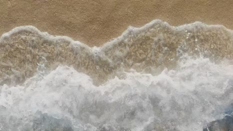 Mann-Läuft-Am-Sauberen,-Mit-Der-Blauen-Flagge-Ausgezeichneten-Strand-Auf-Der-Halbinsel-Chalkidiki,-Griechenland