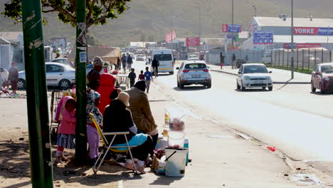 Straßenhändler-Neben-Viel-Befahrenen-Township-Road-Im-Industriegebiet-Von-Hermanus-Verkaufen-Lebensmittel