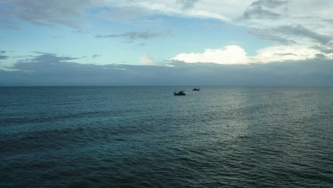 Das-Boot-Fährt-Mitten-Im-Wasser-Zum-Angeln-Und-Es-Gibt-Große-Wellen-Im-Wasser