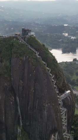 Luftaufnahmen,-Erkundung-Von-Piedra-Del-Peñol-In-Guatape,-Antioquia,-Vertikaler-Modus