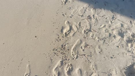 Mann-Läuft-Am-Sauberen,-Mit-Der-Blauen-Flagge-Ausgezeichneten-Strand-Auf-Der-Halbinsel-Chalkidiki,-Griechenland