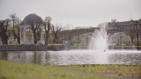 Pabellón-Luigetiigi-Junto-A-La-Fuente-De-Pulverización-En-El-Estanque-Del-Parque-Kadriorg,-Tallin