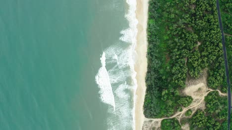 La-Gran-Playa-De-Sudáfrica-Es-Visible-Y-La-Pequeña-Carretera-También-Pasa-Por-Ella.