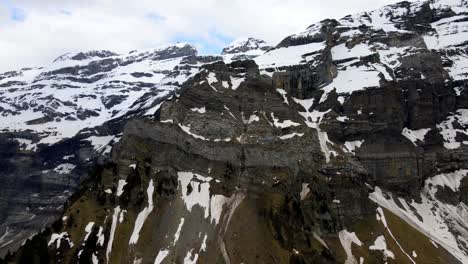 Toma-Aérea-Desde-Una-Montaña-En-Los-Alpes-Suizos,-Cerca-De-La-Región-De-Diablerets.