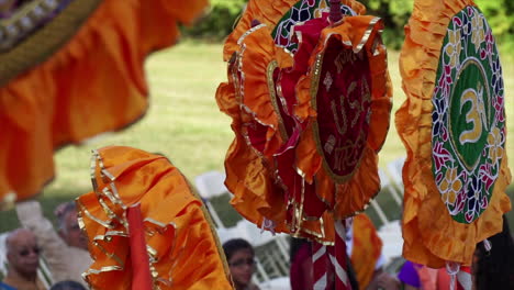 Pancartas-Religiosas-Con-&quot;om&quot;-Sánscrito-En-La-Procesión-Del-Festival-De-Ganesh