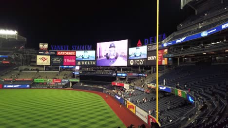 Animation-Auf-Dem-Bildschirm-Des-Yankee-Stadions-Am-Ende-Eines-Spiels,-Um-Sich-Von-Den-Fans-Zu-Verabschieden,-Die-Das-Spiel-Gegen-Die-Miami-Marlins-Besucht-Haben