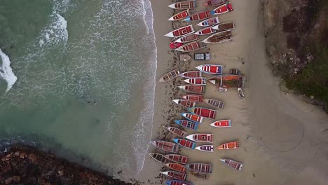 Parken-Von-Fischerbooten-Am-Sandstrand-Der-Küste-Venezuelas-An-Sonnigen-Tagen