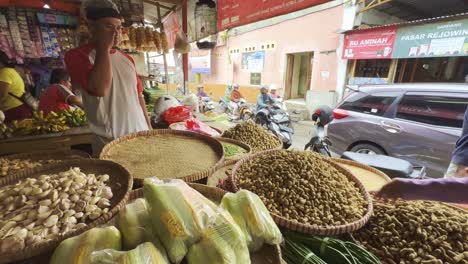 Indonesische-Traditionelle-Markthändler-Bieten-Ihre-Waren-An