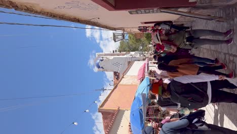 Menschen,-Die-Unter-Einem-Strahlend-Blauen-Himmel-Durch-Eine-Farbenfrohe-Marktstraße-Spazieren