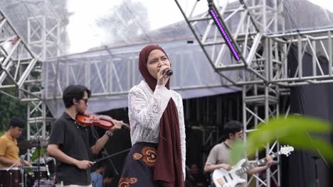 Niña-Indonesia-Con-Hijab-Actuando-En-El-Escenario.