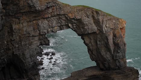 Formación-De-Arco-De-Roca-Conocida-Como-Puente-Verde-De-Gales-En-La-Costa-De-Gales