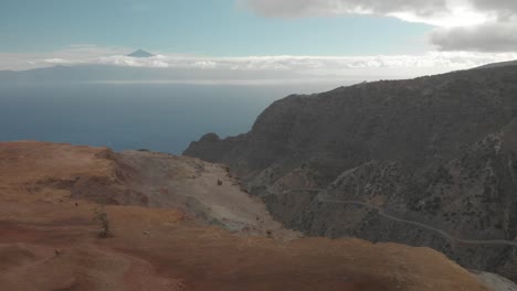 Aerial-footage-captures-Martian-like-terrain-on-La-Gomera,-Teide