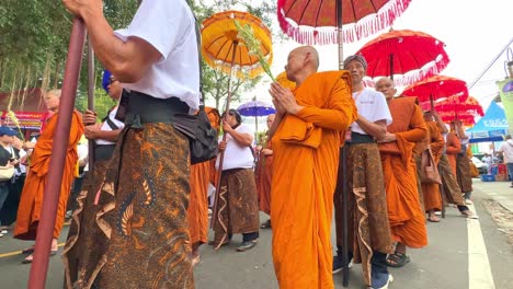 Filas-De-Bhikkhu-Durante-El-Desfile-De-La-Procesión-De-Vesak-En-Indonesia