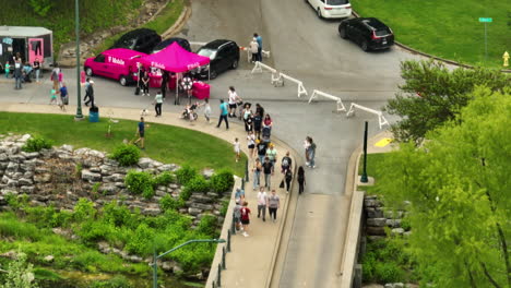 Familias-Y-Amigos-Caminando-Por-La-Calle-En-Siloam-Springs-Durante-El-50º-Festival-Dogwood-En-Arkansas,-EE.UU.