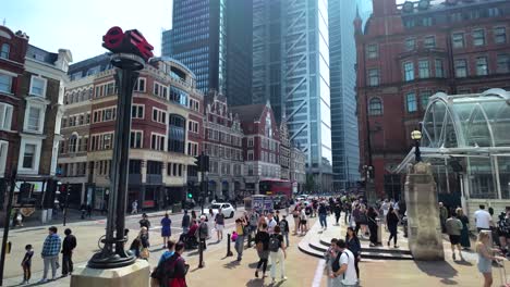 Geschäftige-Sonnige-Szene-Vor-Der-Liverpool-Street-Station-Mit-Vorbeifahrenden-Roten-Doppeldeckerbussen