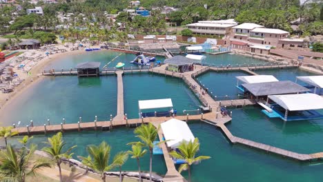 Ocean-World-Adventure-Park-Mit-Brücke-Und-Schwimmbad