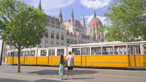 Tranvía-Pasando-Por-El-Edificio-Del-Parlamento-Húngaro-En-Budapest,-Hungría