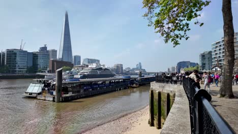 Crucero-Y-Pasajeros-En-El-Muelle-Tower-Millennium-En-Londres,-Reino-Unido