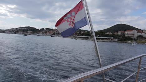 Kroatien-Flagge-Auf-Dem-Boot-Montiert