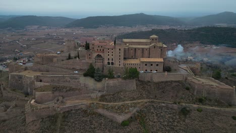 Cardona-Castle-Mit-Blick-Auf-Die-Historische-Stadt-Im-Morgengrauen-Mit-Den-Umliegenden-Hügeln