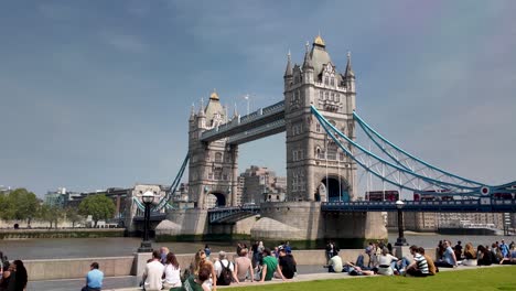 Gente-En-El-Parque-Potters-Fields-Con-Vista-Al-Tower-Bridge-En-Londres,-Reino-Unido