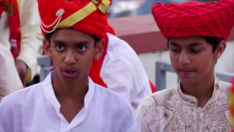 Zwei-Indisch-amerikanische-Jungen-In-Festlicher-Kleidung-Beim-Ganesh-Fest