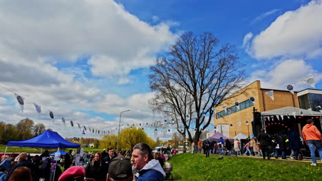 Festival-Del-Pescado-De-Bauska-Al-Aire-Libre-En-Letonia,-Multitud-De-Personas-Que-Asisten-Durante-El-Día