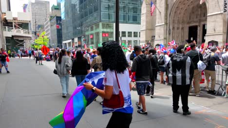 Eine-Aufnahme-Vom-Boden-Aus-Der-Puerto-Rican-Day-Parade-Auf-Der-Fifth-Avenue-In-New-York