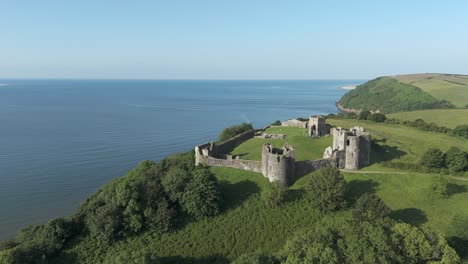 Una-Vista-Aérea-Del-Castillo-De-Llansteffan-En-Carmarthenshire,-Gales-Del-Sur,-En-Una-Mañana-Soleada-Con-Un-Cielo-Azul-Claro.