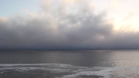 Time-lapse-De-Nubes-Rodando-Sobre-El-Océano