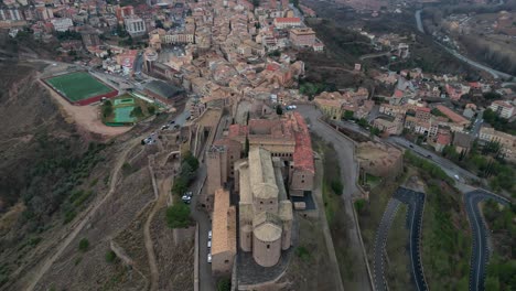 Burg-Von-Cardona-Und-Die-Umliegende-Stadt-In-Spanien-Während-Des-Tages,-Luftaufnahme