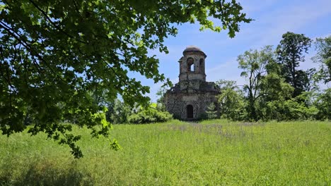 Statische-Aufnahme-Einer-Ruine,-Umgeben-Von-Natur-Und-Blauem-Himmel-An-Einem-Frühlingstag,-Deutschland