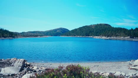 Sereno-Lago-Azul-Junto-A-La-Cresta-De-La-Montaña-En-Verano