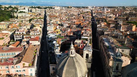 Dron-Desciende-Para-Revelar-Santa-María-En-Montesanto,-Piazza-Del-Popolo