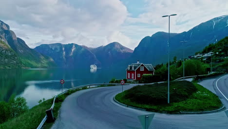 Carretera-Y-Casa-Roja-Situadas-A-Orillas-Del-Gran-Fiordo-De-Aurlandsfjord-En-Noruega