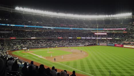 Strike-Pitch-Der-Miami-Marlins-Gegen-Die-New-York-Yankees-Mit-Vollen-Bases-Und-Der-Erwartung-Des-Publikums-Auf-Den-Tribünen-Des-Yankee-Stadions