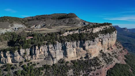 Vista-Aérea-Panorámica-De-Los-Acantilados-Rocosos-Y-El-Exuberante-Paisaje-De-La-Región-De-Tavertet-En-Barcelona